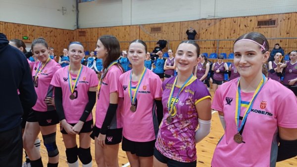 Команда ДЮСШ №1 імені Петра Стуса виборола перше місце у волейбольному турнірі «Золота осінь-2025»