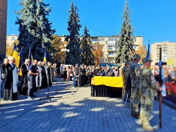 Навіки в строю: у Ковелі попрощалися із 37-річним воїном Дмитром Бондаруком Навіки в строю: у Ковелі попрощалися із 37-річним воїном Дмитром Бондаруком