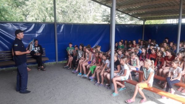 Ковельські рятувальники навчали дітей безпеці Ковельські рятувальники навчали дітей безпеці