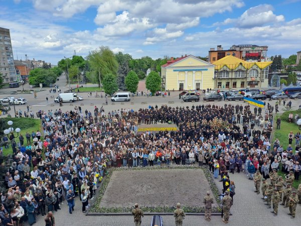 У Ковелі провели у Небесне військо 35-річного сержанта поліції Дмитра Сергієнка У Ковелі провели у Небесне військо 35-річного сержанта поліції Дмитра Сергієнка