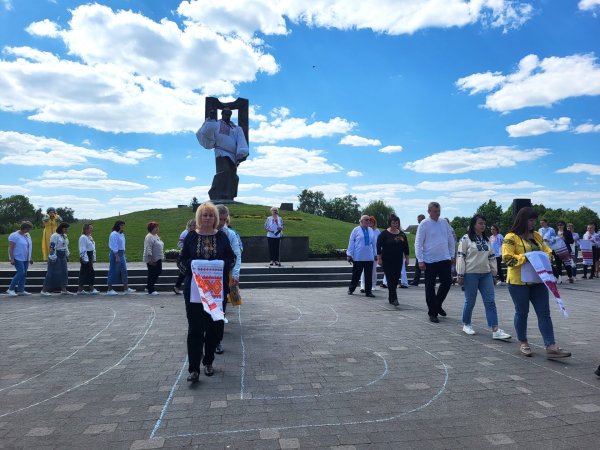 Біля пам’ятника Тарасу Шевченку у барвистих вишиванках мешканці міста створили назву «Ковель»