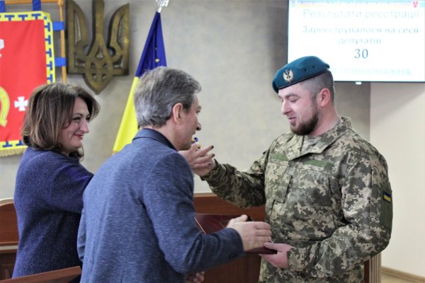 На сесії міський голова вручив захиснику України Віталію Васильчуку ключі від квартири