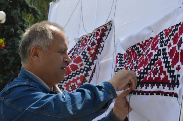 У день вишиванки ковельчани оздоблювали велетенську сорочку для Кобзаря У день вишиванки ковельчани оздоблювали велетенську сорочку для Кобзаря