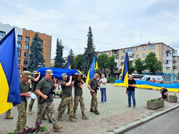 У Ковелі попрощалися із 27-річним старшим лейтенантом Артемом Кузьмичуком У Ковелі попрощалися із 27-річним старшим лейтенантом Артемом Кузьмичуком