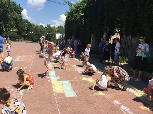 Юні ковельчани малювали рідне місто кольоровою крейдою ФОТО Юні ковельчани малювали рідне місто кольоровою крейдою ФОТО