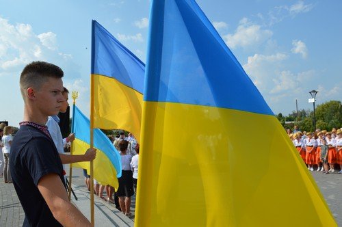 Фінал патріотичної акції "З Батьківщиною в серці" зібрав кількасот людей біля пам'ятника Кобзарю у Ковелі Фінал патріотичної акції "З Батьківщиною в серці" зібрав кількасот людей біля пам'ятника Кобзарю у Ковелі