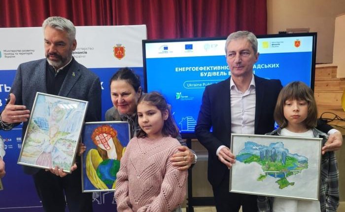 Малюнки учнів ковельського ліцею №12 представлять Україну в різних містах і країнах