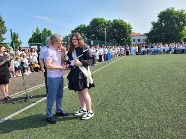 Це неймовірні моменти: для ковельських школярів пролунав останній дзвоник