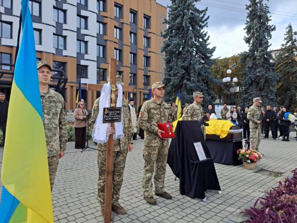 У Ковелі попрощалися з 33-річним морським піхотинцем Павлом Коломійчуком У Ковелі попрощалися з 33-річним морським піхотинцем Павлом Коломійчуком