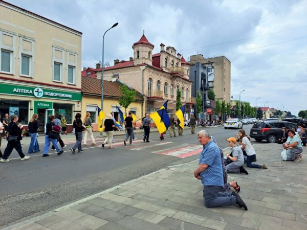 У Ковелі попрощалися із 27-річним старшим лейтенантом Артемом Кузьмичуком У Ковелі попрощалися із 27-річним старшим лейтенантом Артемом Кузьмичуком
