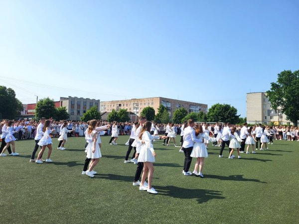 Це неймовірні моменти: для ковельських школярів пролунав останній дзвоник