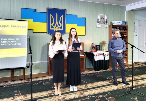 Запалили свічки та поклали символічні букети з колосками до меморіальної стели: у Ковелі вшанували пам’ять жертв голодоморів