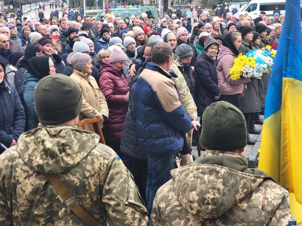 Прощавай, «Батя»: у Ковелі віддали останню шану воїну, захиснику, Герою Володимиру Крисюку Прощавай, «Батя»: у Ковелі віддали останню шану воїну, захиснику, Герою Володимиру Крисюку
