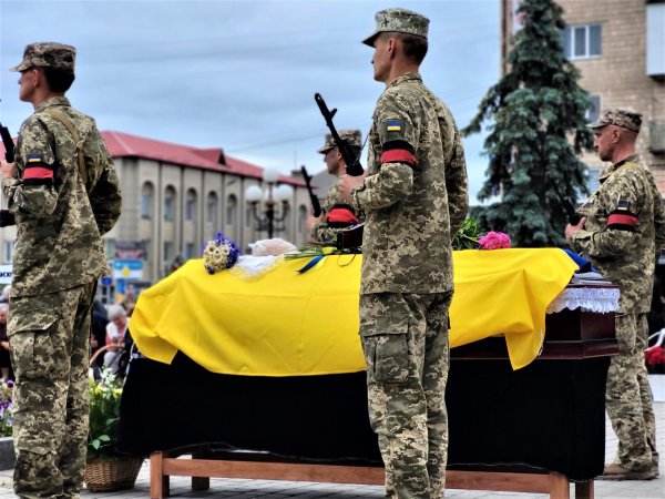 Небесне воїнство поповнилось ангелом у білій вишиванці: У Ковелі попрощались з загиблим Героєм Андрієм Михайленком