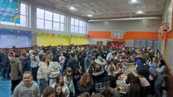 Понад 165 тисяч гривень для ЗСУ зібрали під час різдвяного ярмарку в ліцеї №10 Понад 165 тисяч гривень для ЗСУ зібрали під час різдвяного ярмарку в ліцеї №10
