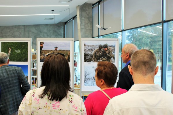 Виставку Максима Бурди “Два світи” відкрили у польському місті-партнері Ковеля Бжегу Дольному Виставку Максима Бурди “Два світи” відкрили у польському місті-партнері Ковеля Бжегу Дольному