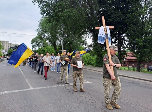У Ковелі попрощалися із 27-річним старшим лейтенантом Артемом Кузьмичуком У Ковелі попрощалися із 27-річним старшим лейтенантом Артемом Кузьмичуком