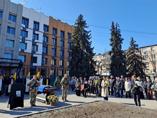У Ковелі попрощалися із загиблим воїном Миколою Сахарчуком У Ковелі попрощалися із загиблим воїном Миколою Сахарчуком
