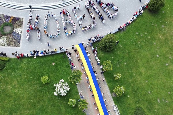 Біля пам’ятника Тарасу Шевченку у барвистих вишиванках мешканці міста створили назву «Ковель»