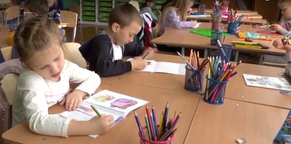 740 комплектів шкільних меблів уже надійшли у дев’ять закладів загальної середньої освіти міста Ковеля ВІДЕО 740 комплектів шкільних меблів уже надійшли у дев’ять закладів загальної середньої освіти міста Ковеля ВІДЕО