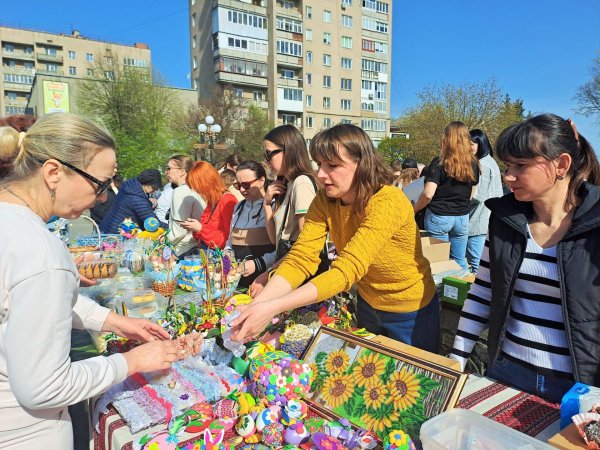 У Ковелі в парку Шевченка встановили Великодні композиції. Фото