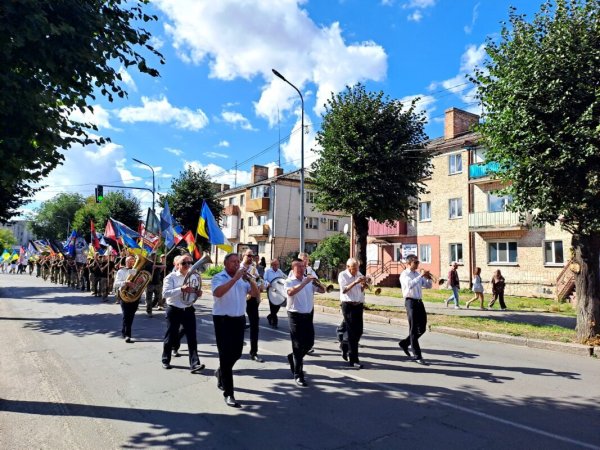 У Ковелі пройшла хода з прапорами бойових підрозділів У Ковелі пройшла хода з прапорами бойових підрозділів