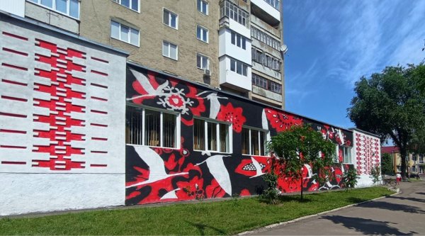 «Дівчинка на книгах»: у Ковелі на стіні дитячої бібліотеки створили мурал