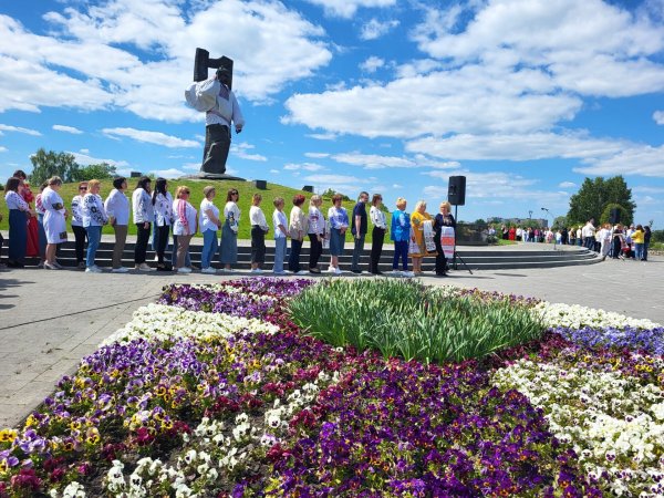 Біля пам’ятника Тарасу Шевченку у барвистих вишиванках мешканці міста створили назву «Ковель»