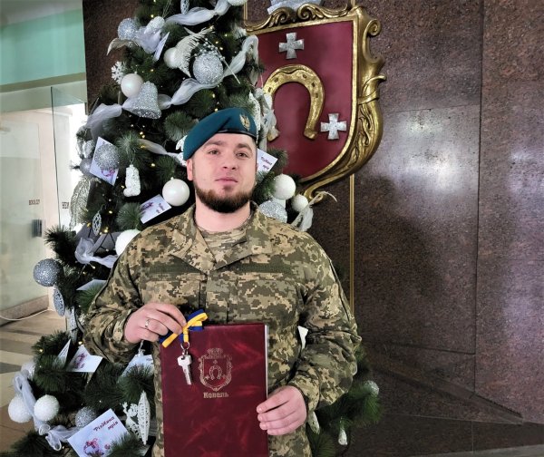 На сесії міський голова вручив захиснику України Віталію Васильчуку ключі від квартири