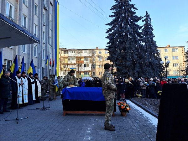Остання шана Героєві: ковельчани попрощались з воїном Віталієм Гаранем Остання шана Героєві: ковельчани попрощались з воїном Віталієм Гаранем