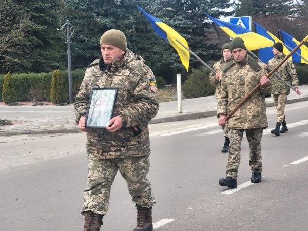 Прощавай, «Батя»: у Ковелі віддали останню шану воїну, захиснику, Герою Володимиру Крисюку Прощавай, «Батя»: у Ковелі віддали останню шану воїну, захиснику, Герою Володимиру Крисюку