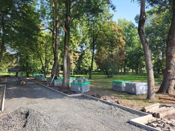 У Ковелі підприємці облаштовують доріжки у сквері Слави У Ковелі підприємці облаштовують доріжки у сквері Слави