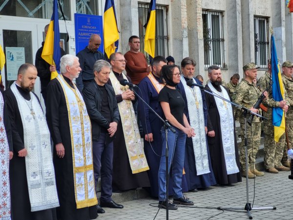 У Ковелі провели у Небесне військо 35-річного сержанта поліції Дмитра Сергієнка У Ковелі провели у Небесне військо 35-річного сержанта поліції Дмитра Сергієнка