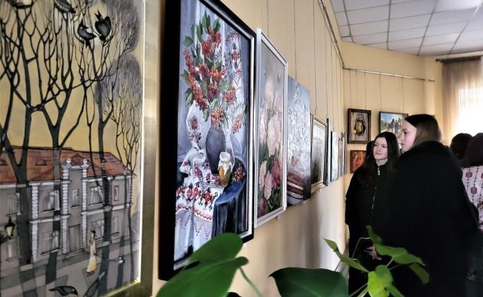 «Коли говорять гармати – музи не мовчать»: у Ковелі відкрили виставку художників з Володимира