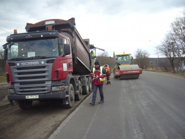 Водіїв, що рухаються міжнародною дорогою М-19, просять не наїжджати на свіжий асфальт
