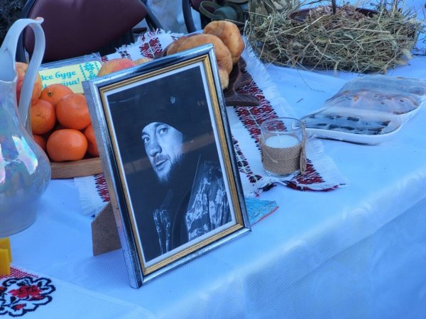 Порожні місця за різдвяним столом: у Ковелі вшанували тих, на кого чекають удома Порожні місця за різдвяним столом: у Ковелі вшанували тих, на кого чекають удома