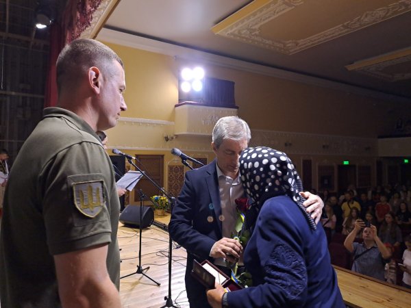 29 років Основному Закону України: напередодні Дня Конституції вручили нагороди рідним Героїв, яких вони удостоєні посмертно 29 років Основному Закону України: напередодні Дня Конституції вручили нагороди рідним Героїв, яких вони удостоєні посмертно