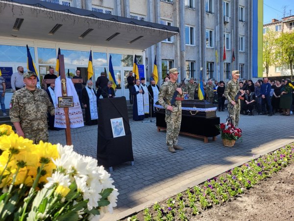 Ковельська громада провела в останню земну дорогу Героя Віктора Батюшкіна