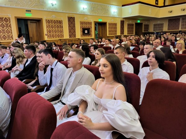 Випускникам ліцею №3 імені Лесі Українки вручили свідоцтва про здобуття повної загальної середньої освіти Випускникам ліцею №3 імені Лесі Українки вручили свідоцтва про здобуття повної загальної середньої освіти