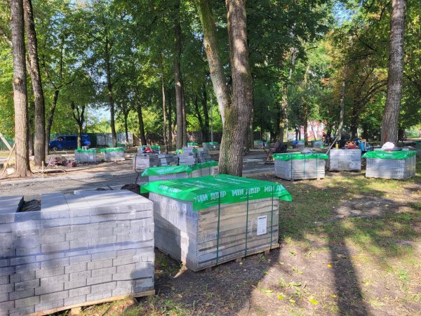 У Ковелі підприємці облаштовують доріжки у сквері Слави У Ковелі підприємці облаштовують доріжки у сквері Слави