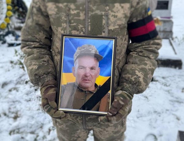 З полеглим Захисником Геннадієм Марчуком попрощалися у селі Клюськ З полеглим Захисником Геннадієм Марчуком попрощалися у селі Клюськ