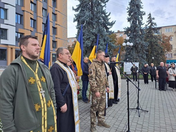 У Ковелі попрощалися з 33-річним морським піхотинцем Павлом Коломійчуком У Ковелі попрощалися з 33-річним морським піхотинцем Павлом Коломійчуком
