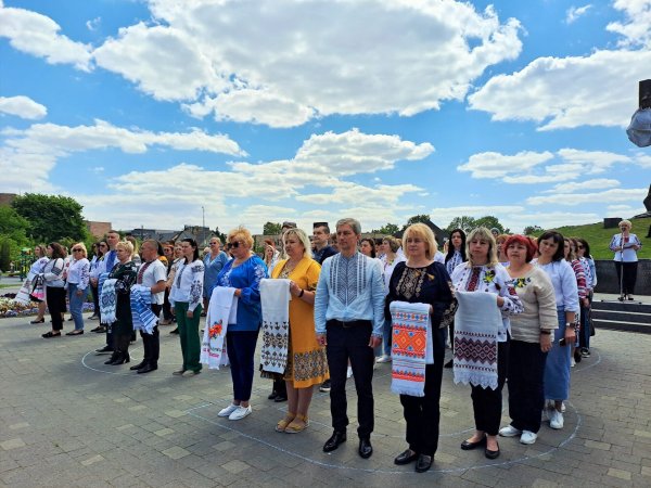 Біля пам’ятника Тарасу Шевченку у барвистих вишиванках мешканці міста створили назву «Ковель»