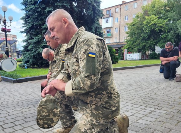 Довгий шлях до рідної землі: наша громада прощається з воїном Віктором Дорощуком, життя якого обірвалось у липні минулого року