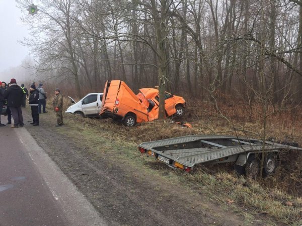 Три автомобілі у кюветі: наслідки туману, ожеледиці та поганої видимості ФОТО Три автомобілі у кюветі: наслідки туману, ожеледиці та поганої видимості ФОТО