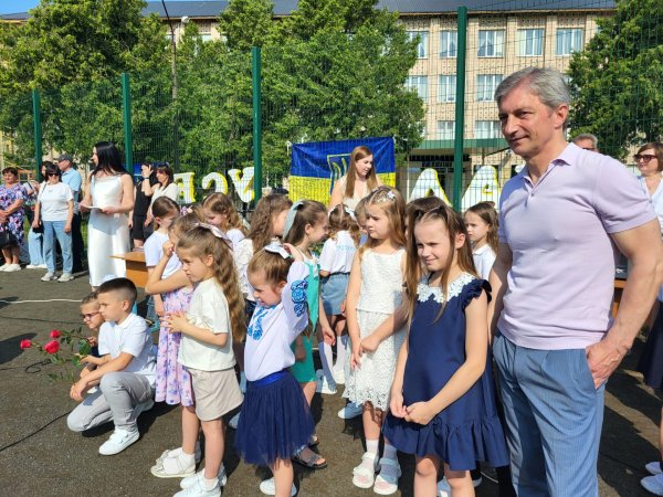 Це неймовірні моменти: для ковельських школярів пролунав останній дзвоник