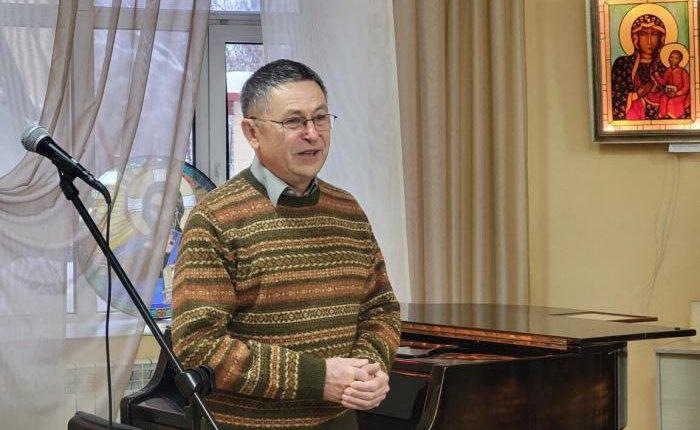 У Галереї мистецтв відкрилася персональна виставка художника-вітражиста Віктора Бурчака
