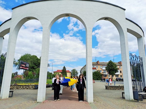 Біля пам’ятника Тарасу Шевченку у барвистих вишиванках мешканці міста створили назву «Ковель»