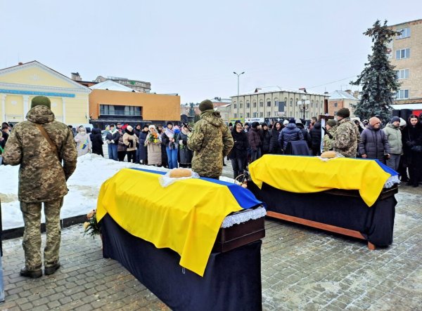 Ковель попрощався з полеглими Захисниками Миколою Сичем та Андрієм Вдовиченком Ковель попрощався з полеглими Захисниками Миколою Сичем та Андрієм Вдовиченком