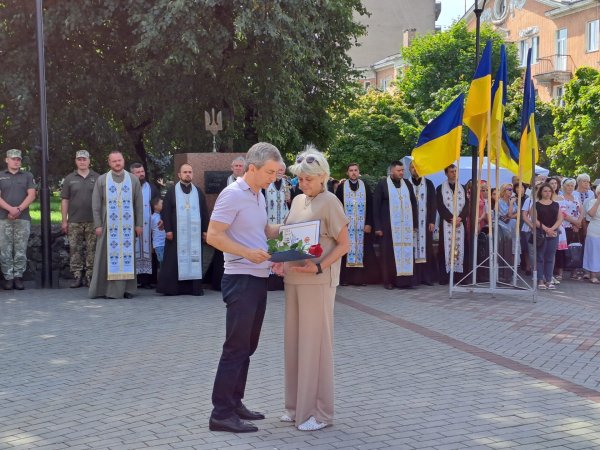 Міський голова Ігор Чайка під час урочистостей з нагоди Дня Державного Прапора України вручив відзнаки «Почесний громадянин міста Ковеля»
